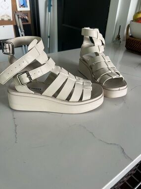 Steve Madden Off-White Platform Fisherman Sandals